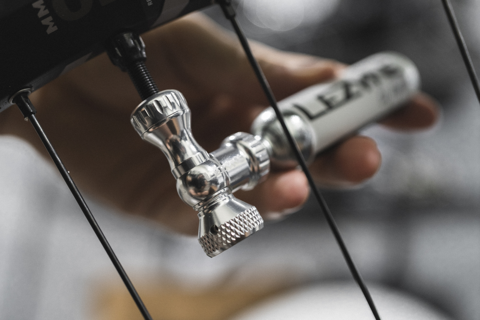 Lezyne CO2 помпа Control Drive CNC, red 16g - Image 2